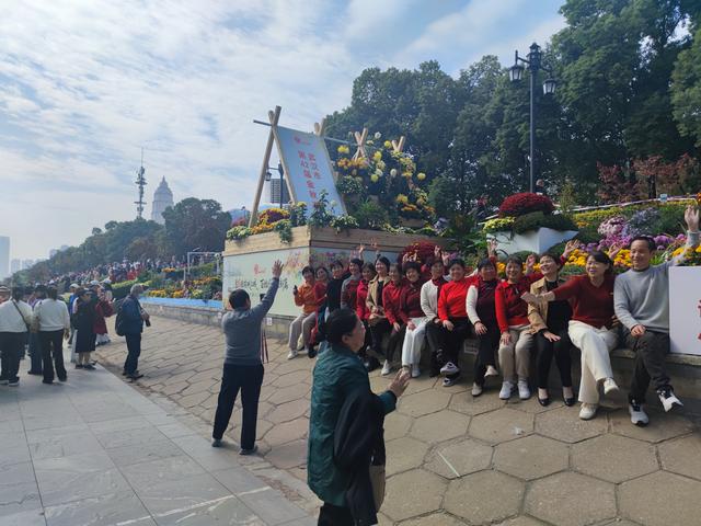 人从众菊花展VS男厕被沦陷