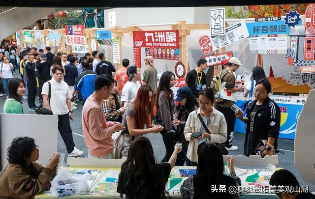 观山湖国庆首日人气爆棚：省博排长队，阿云朵仓碰杯声不断