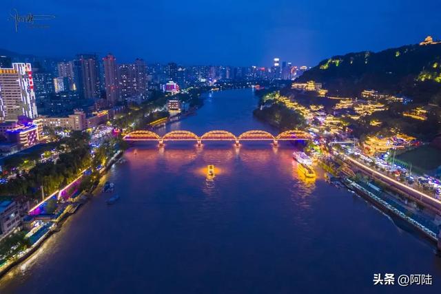 兰州最著名的黄河铁桥,其实是由三个国家合作而建,夜景灯光旖旎