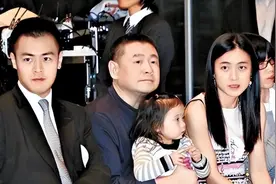 刘銮雄携甘比赴宴！头发花白显苍老，16岁龙凤胎孙子被曝光图片