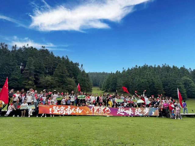 国庆假期武隆景区人气火爆，秩序井然氛围浓，国潮盛宴引客来