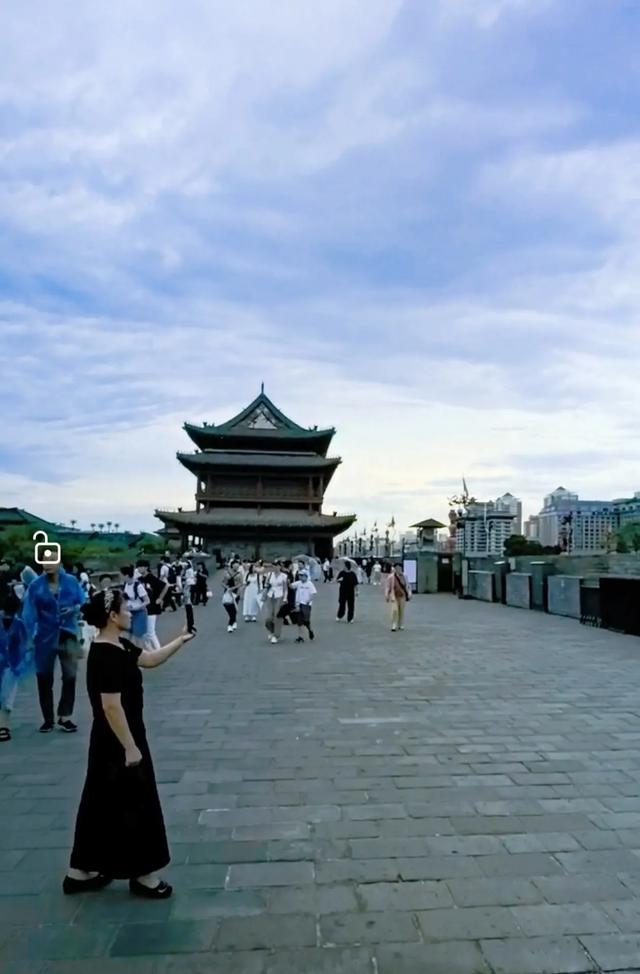 五绝:游西安古城墙