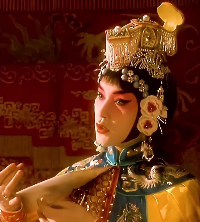 原来我们都被骗了！向太曝哥哥去世内幕，撕开了内娱的“遮羞布”