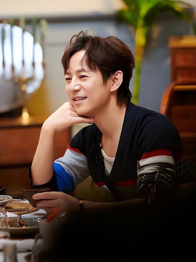 世上没后悔药？无妻无子、与保姆相伴的何炅，走上了另外一条道路