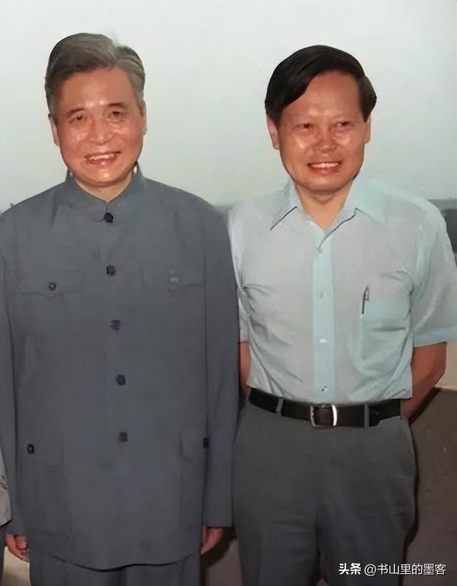 杨振宁追悼会：与邓稼先“重聚”，送别队超百米，莫言写诗忆缘分