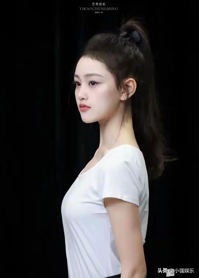 河南校花谢卓亚美貌惊艳全网，网友惊叹：美到让人怀疑人生！