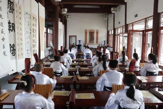 周末向北，去济南这个小县城里摘桃、吃鸡、泡温泉，恣儿得很！