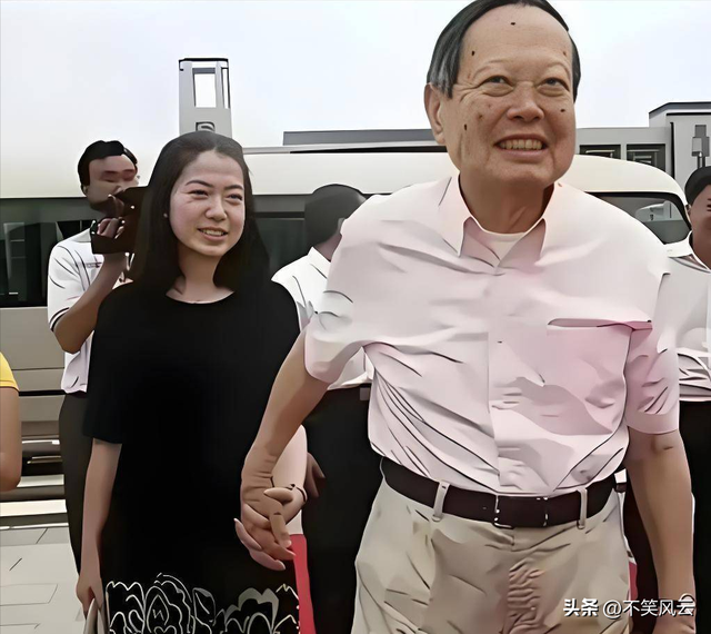 令人担忧的事还是发生，杨振宁离世仅4天，翁帆好友过往言论被扒