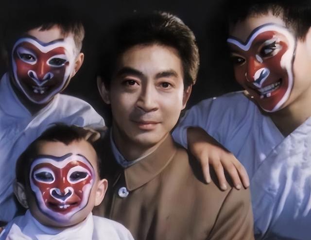 六小龄童金屋藏娇37年的妻子，原来是我们熟悉的她，难怪藏着掖着