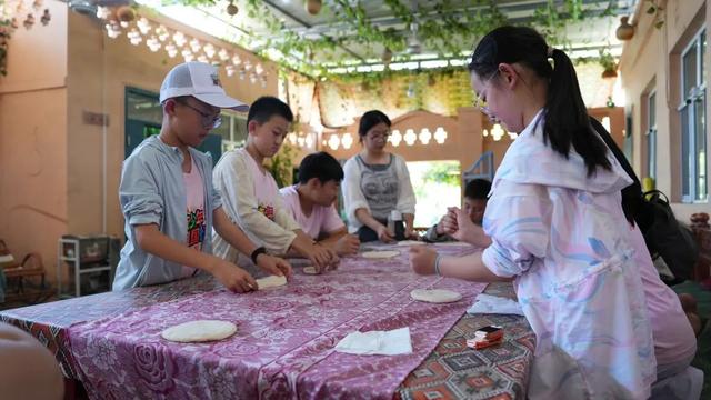 血脉相融 情满天山：豫哈少年红色火种与甜蜜印记的润疆之旅
