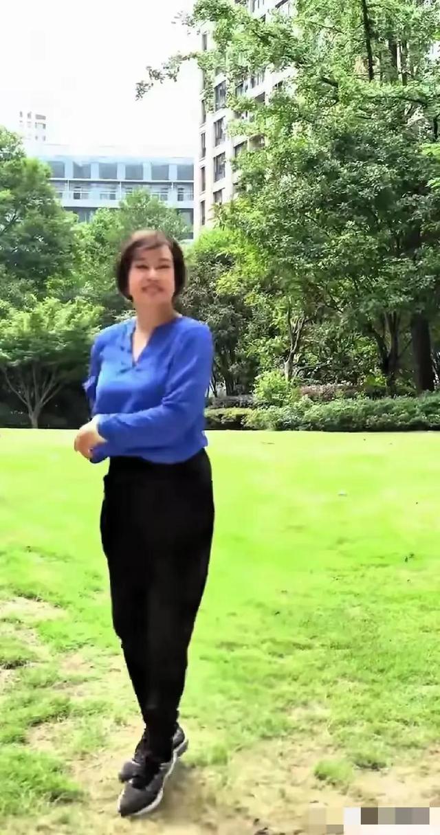 75刘晓庆在公园跳舞 这舞姿简直太美了 75还那么年轻漂亮真让人羡慕