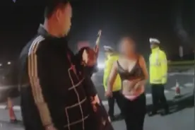妙龄女当街脱衣拦车，好身材立现，后被警方带走图片