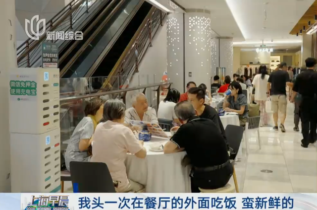 太疯狂！外国游客涌入上海商场狂买：我们国家买不到！有人开门前就在等：想花钱了，没有预算