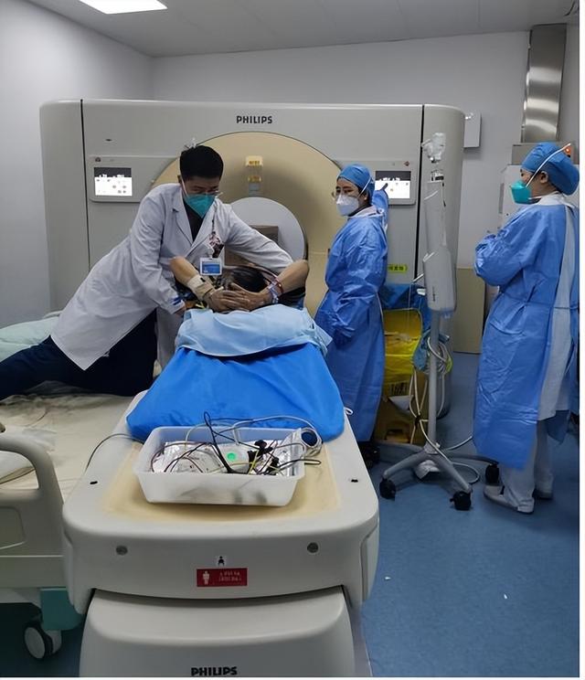 九年前都说要失业！如今放射科医生不降反增，薪水翻倍，咋回事？