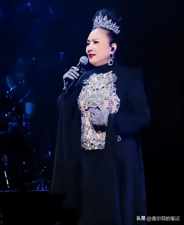 78岁连路都走不稳还开演唱会，全网骂声一片，她却扬言回馈粉丝