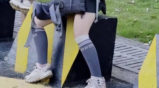 广东女子登山脚崴，被陌生小伙背40分钟下山，恶心的一幕却出现了