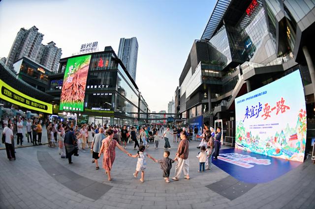 “来宜泸 耍一路”！宜宾、泸州来渝广发邀请函 “房车巡游快闪”燃动山城