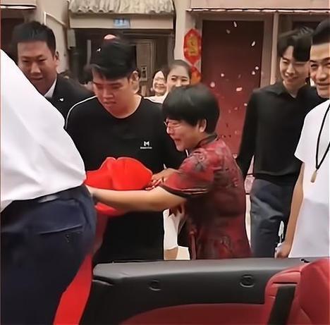 河北新郎接亲被堵门1小时，给钱也不让进，一举动让女方直接崩溃