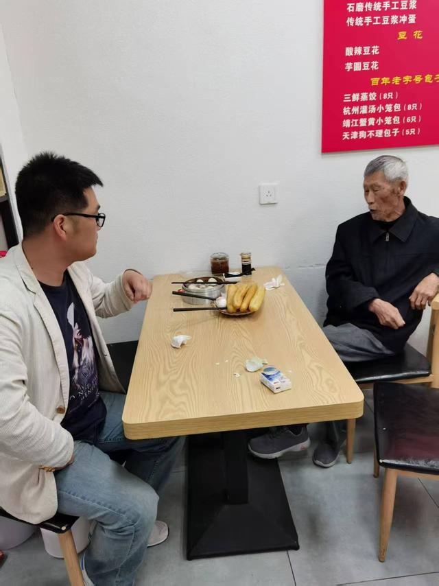 中秋观偿月圆，泪寄天堂双亲，但愿人长久，千里共婵娟