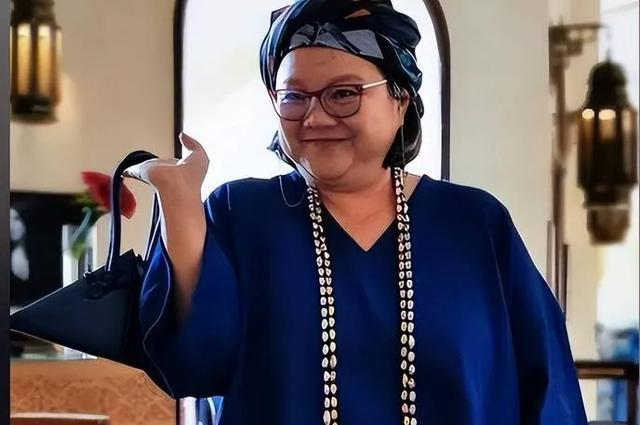 陈凯歌前妻洪晃京郊院子曝光，百平空地长草，网友：哪像名门小院