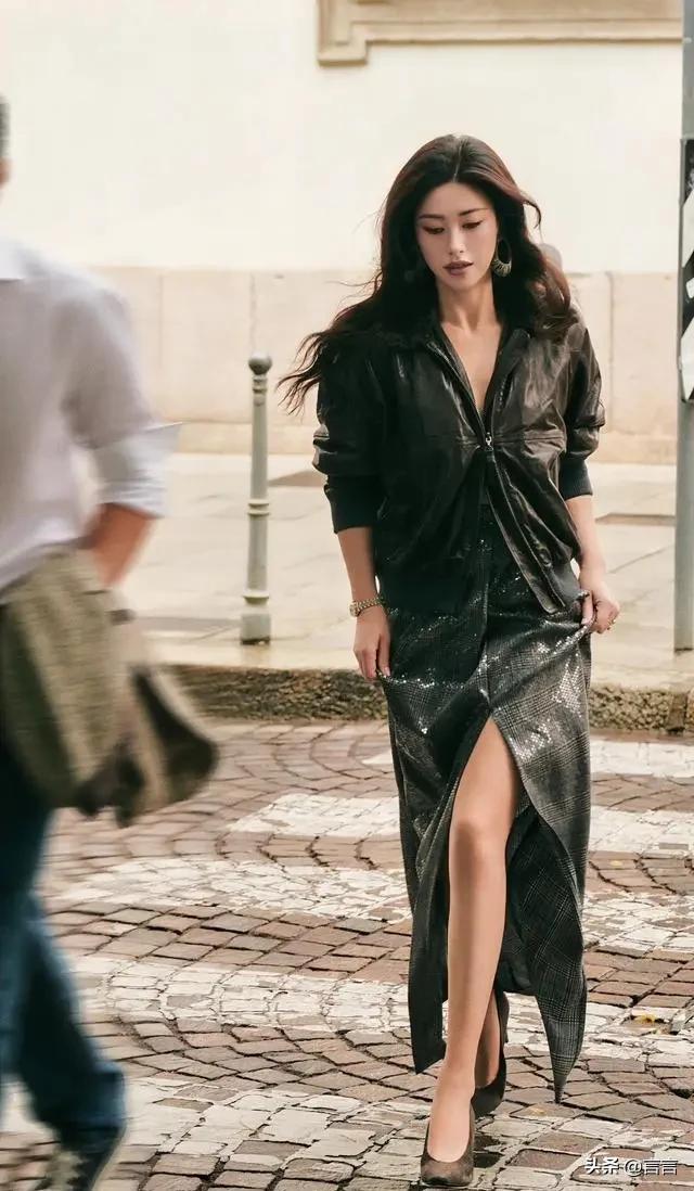 朱珠穿衣太“放纵” 真空穿夹克 拉链在中间露肤 一般人真不敢