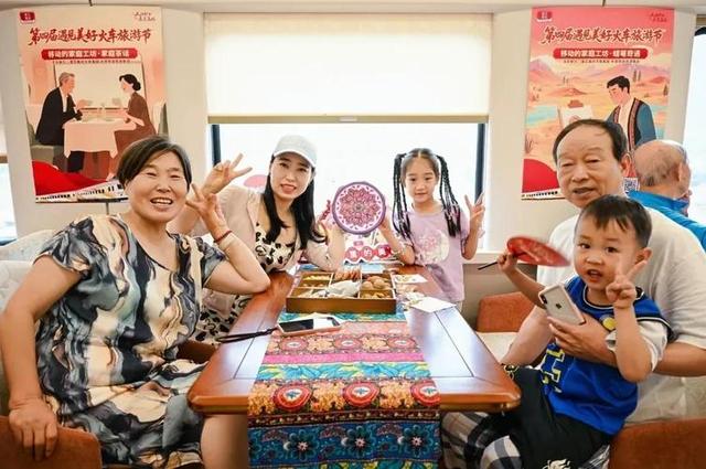 武汉首发！火车变“移动酒店”！每间房都能洗澡，首发上座率95%