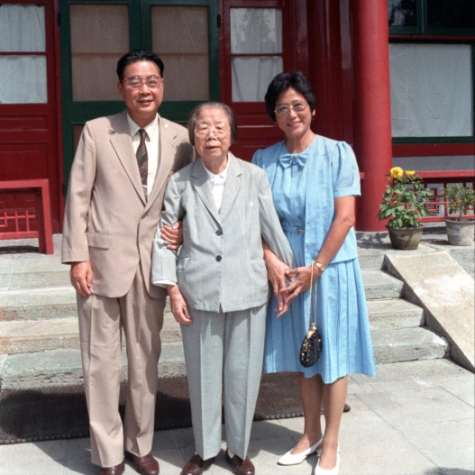 原国务院总理李鹏曾坦言：外界传我是周总理养子的说法	，并不确切