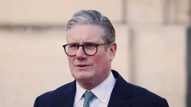 对中国有戒心？斯塔默专机落地神情紧张，随身携带的设备不简单