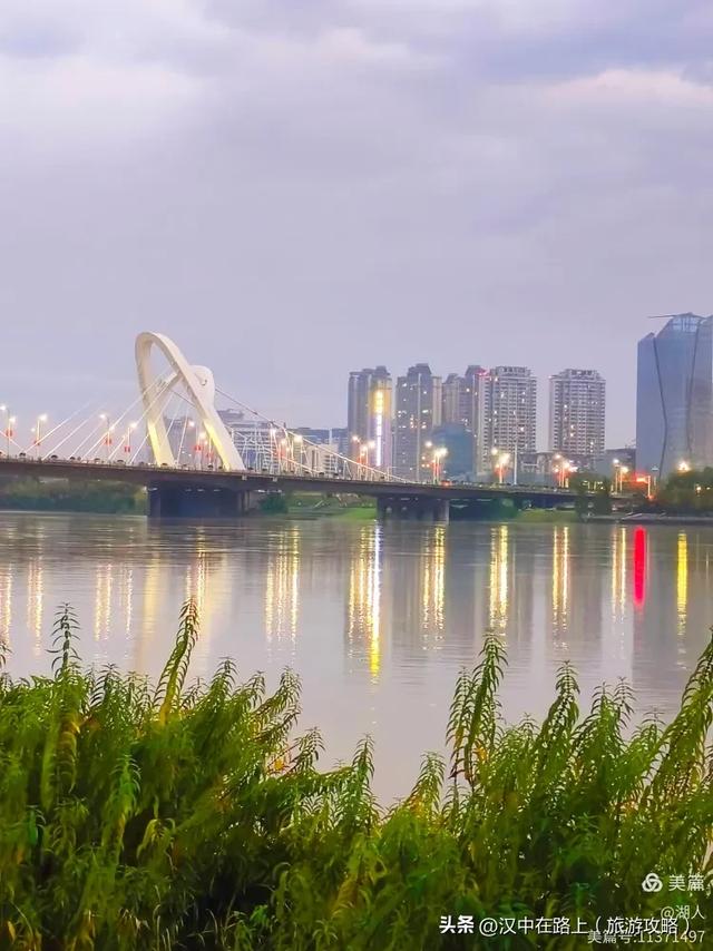 秋雨中的汉中湿地