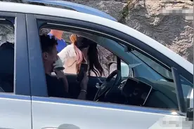 佩服？可悲？又见被打不还手！路虎女司机逆行撞车打人，事后逃跑图片