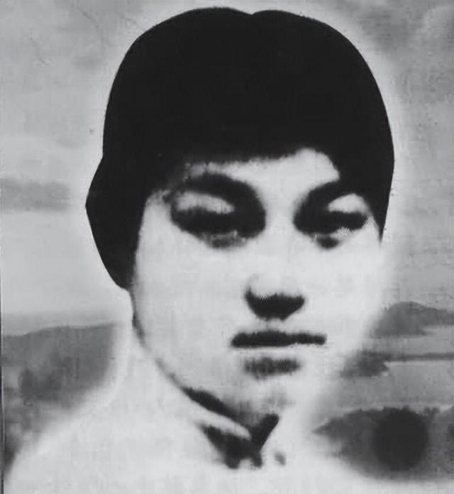 邓小平的第2任妻子，长征时曾为贺子珍接生，长子李铁映十分出众