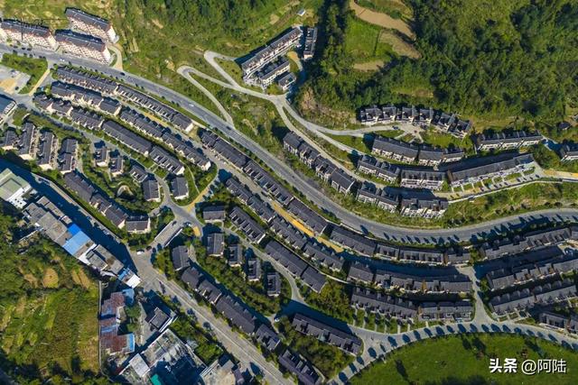 摩旅湘西,偶遇湖南省最大的少数民族聚居安置区,感受却五味杂陈