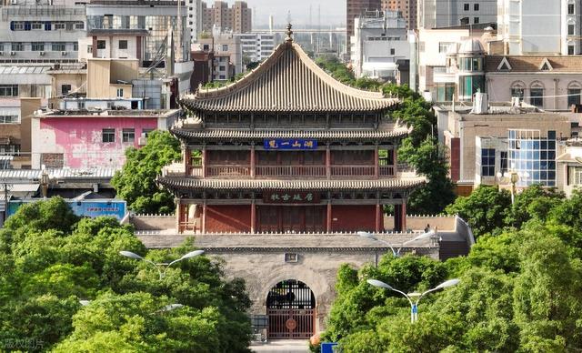 国内最宜居的城市之一，竟然不是大理，却藏在甘肃七彩丹霞脚下？