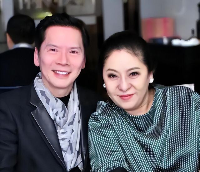 向府治丧现场大批警员戒备！向太向佐露面，遗嘱分配曝光出乎意料