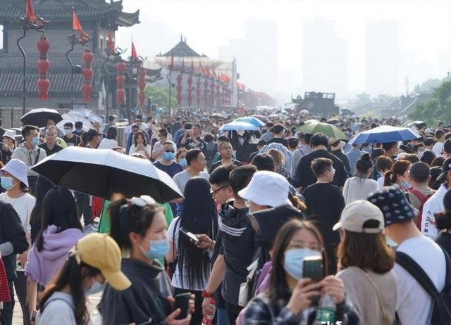 湖北3人到西安旅游，点了3碗泡馍一瓶酒，结账时震惊：没算错？