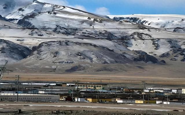 终于让印度怕了！中国斥资千亿，在5400米海拔建成一座现代化小城