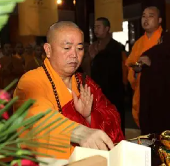 一天仨瓜！释永信被批捕、王大陆认罪、贾乃亮被控卖假货，太意外