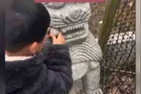 湖南小孩惊现神奇之举：石狮子口中的千年石球竟被他取出图片