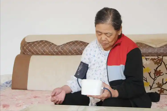 52岁男子心梗猝死，日常坚持散步，医生严肃警告：4个坏毛病要命