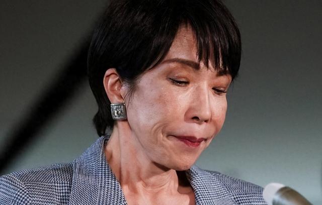 歼15雷达照射后，惹怒中国的恐慌在日蔓延，高市首相位还能赖多久