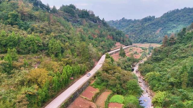 乡间行记:驱车穿行插腊村到岳溪镇,在弯弯山路中找回遗忘的时光