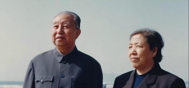 她15岁入党，18岁跟主席结婚，如今仍健在，却几乎不出来露面