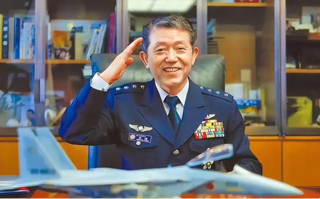 中方对日改变打法，首份制裁发出，不到24小时，高市措辞变了