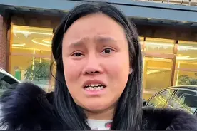 女网红借8万整容把鼻子整穿孔，整容变毁容，网友：千万别去整容图片