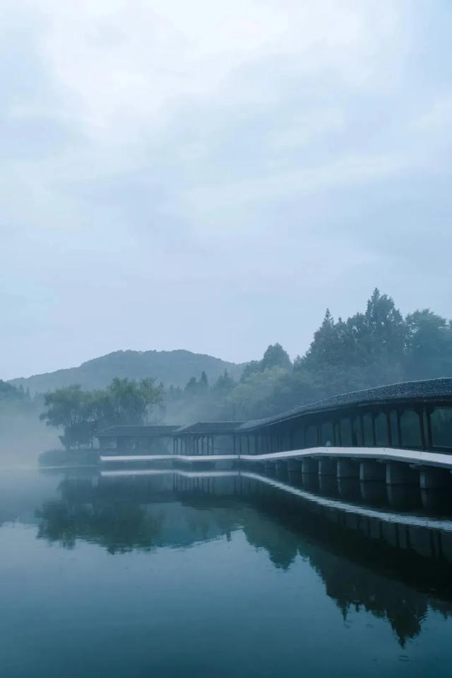 “总要去一趟江南吧,适合江南旅行的诗意文案”