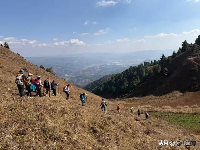 新年登高、祈愿美好,攀登富民金铜盆山,我们用徒步迎接2026