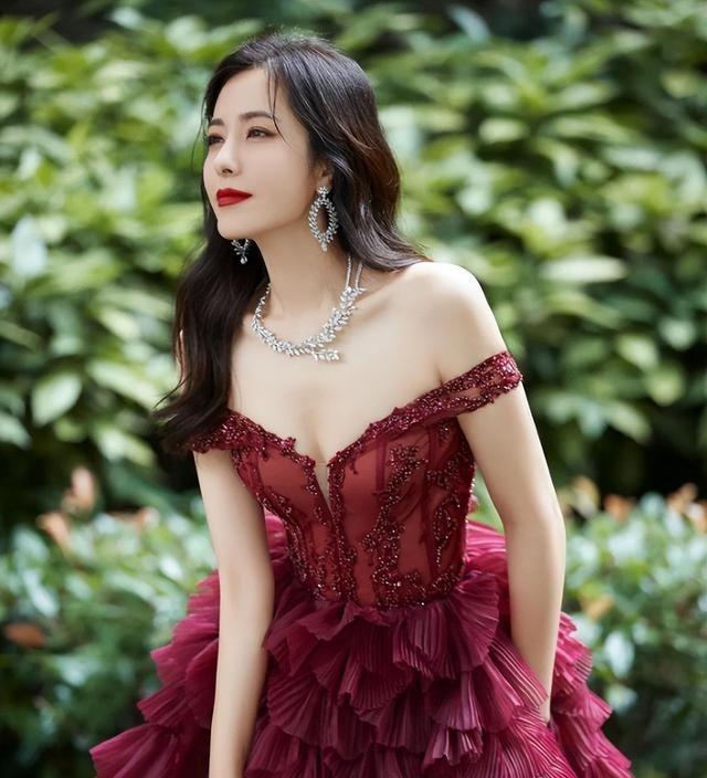 她是两百年难遇的美人，靠美貌“征服”无数男人，如今47岁仍未婚