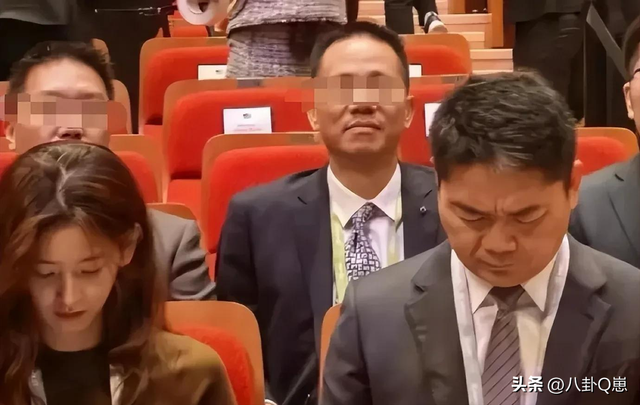 婚变传闻仅5天，刘强东"坦白"没自信，章泽天状态好到和男星看展