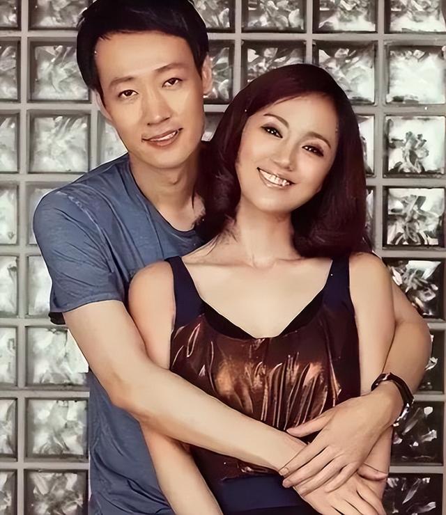 离世仅过去8个月，52岁辛柏青高调传出喜讯	，朱媛媛终于能安心了