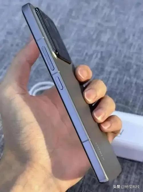 惊爆！小米16 Pro Max真机首现，7500mAh+副屏回归能否称霸旗舰圈？